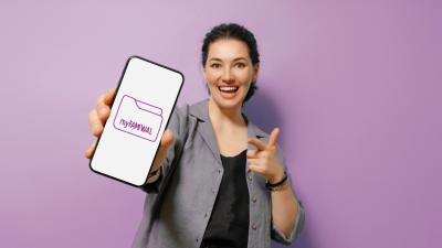 Photo femme souriante avec smartphone