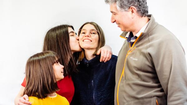 Photo d'une familles avec un père une mère et deux filles 