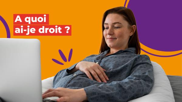 Femme enceinte qui regarde un PC