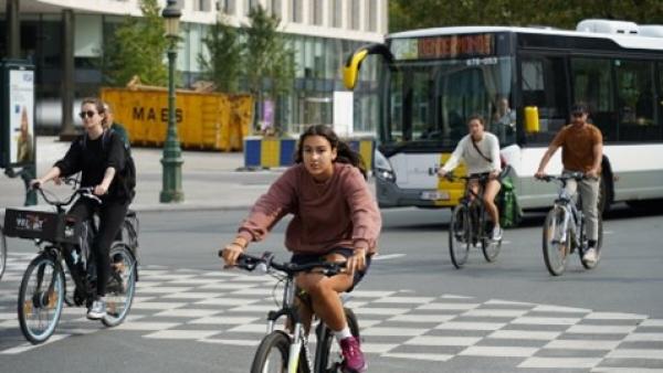 jeunes à vélo et bus 